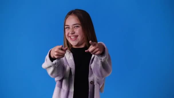 Video Jedné Dívky Ukazující Palec Nahoru Přes Modré Pozadí Pojetí — Stock video