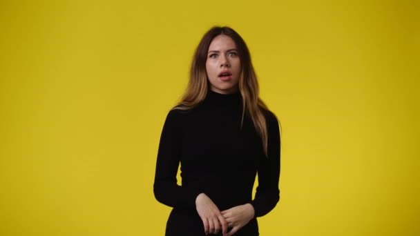 Video Linda Chica Con Expresión Facial Negativa Sobre Fondo Amarillo — Vídeos de Stock