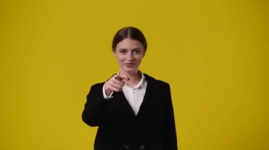 Bir kızın mavi arkaplanı işaret ettiği 4K video. Fikirleri olan kız kavramı..