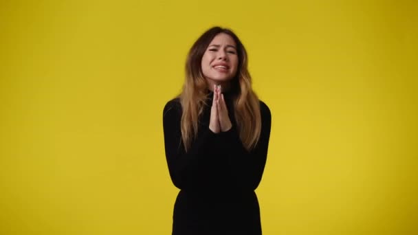 Video Una Chica Mendigando Por Algo Fondo Amarillo Concepto Chica — Vídeos de Stock