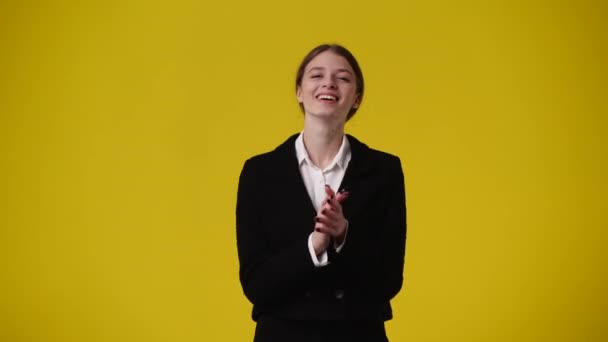 Video Van Meisje Klappen Met Sluwe Gezichtsuitdrukking Gele Achtergrond Concept — Stockvideo