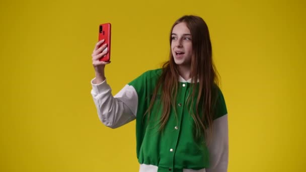 Vídeo Menina Bonita Fazendo Selfie Fundo Amarelo Conceito Emoções — Vídeo de Stock