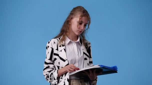 Βίντεο Ένα Κορίτσι Κρατάει Σημειώσεις Πάνω Από Μπλε Φόντο Έννοια — Αρχείο Βίντεο