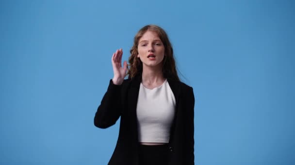 Video Van Een Meisje Met Stopbord Blauwe Achtergrond Concept Van — Stockvideo