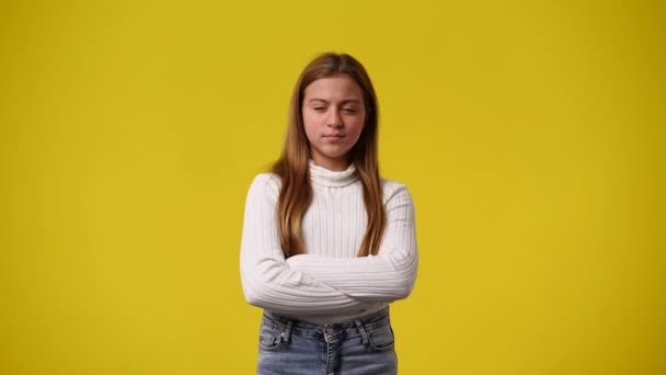 Sarı Arka Planda Düşünceli Yüz Ifadesi Olan Bir Kızın Videosu — Stok video