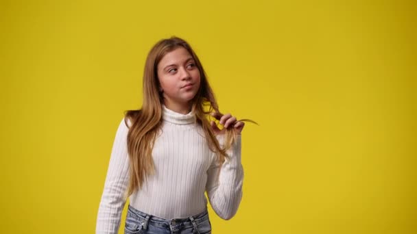 Video Una Chica Posando Para Video Sobre Fondo Amarillo Concepto — Vídeos de Stock