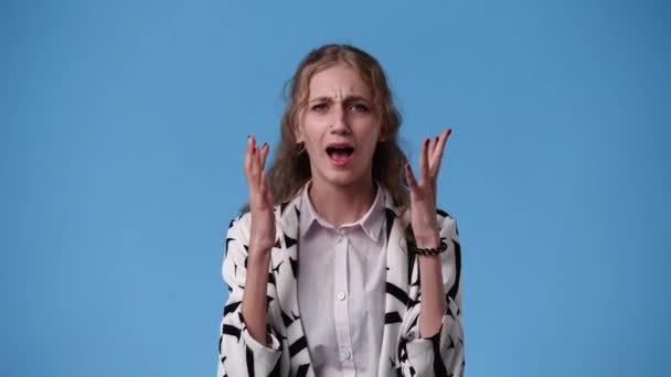 Video Pige Med Negativt Ansigtsudtryk Blå Baggrund Begrebet Følelser – Stock-video