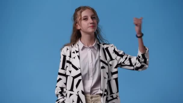 Vídeo Uma Menina Mostrando Polegar Sobre Fundo Azul Conceito Emoções — Vídeo de Stock