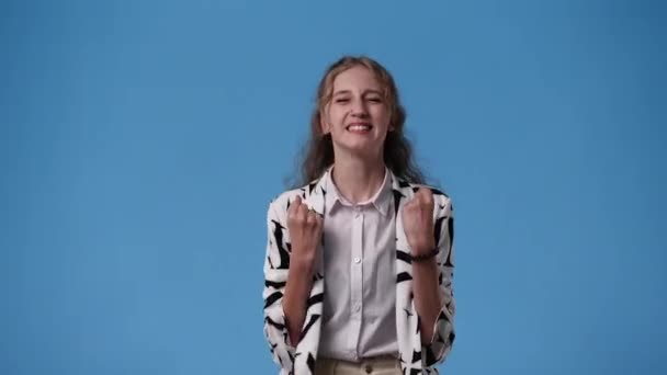 Video Van Een Meisje Poseren Voor Een Video Blauwe Achtergrond — Stockvideo