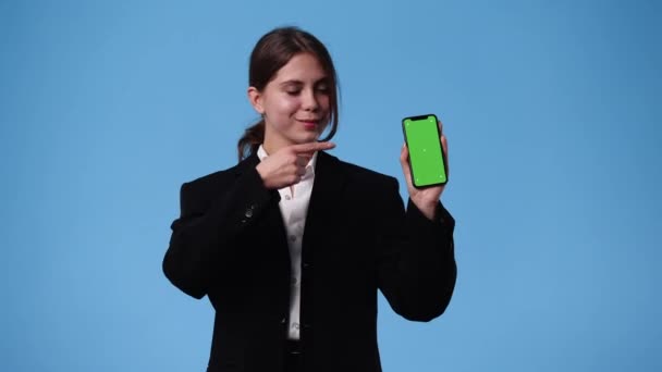 Video Van Een Meisje Met Behulp Van Chroma Toets Telefoon — Stockvideo