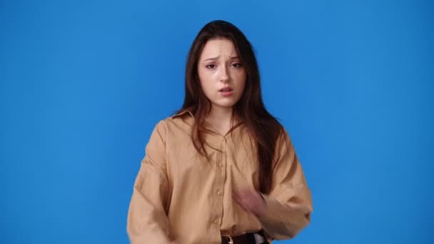 Wideo Jednej Dziewczyny Skrzyżowanymi Rękami Niebieskim Tle Pojęcie Negatywnych Emocji — Wideo stockowe