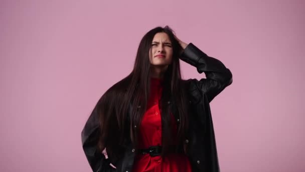 Videó Egy Lányról Aki Megérinti Fejét Negatív Arckifejezéssel Rózsaszín Háttér — Stock videók
