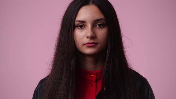 Wideo Jednej Dziewczyny Pozowanie Filmu Różowym Tle Pojęcie Emocji — Wideo stockowe