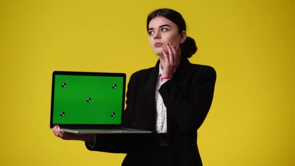 Βίντεο Ενός Κοριτσιού Που Χρησιμοποιεί Laptop Chroma Key Και Σκέφτεται — Αρχείο Βίντεο