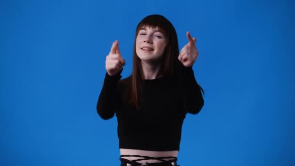 Видео Одной Девушки Указывающей Камеру Показывающей Большие Пальцы Вверх Синем — стоковое видео