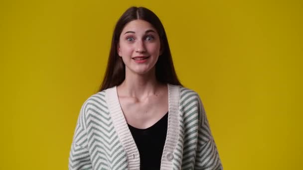 Vídeo Menina Com Expressão Facial Astúcia Fundo Amarelo Conceito Menina — Vídeo de Stock