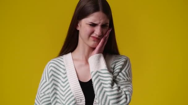 Video Linda Chica Tocando Cara Con Emoción Negativa Sobre Fondo — Vídeos de Stock