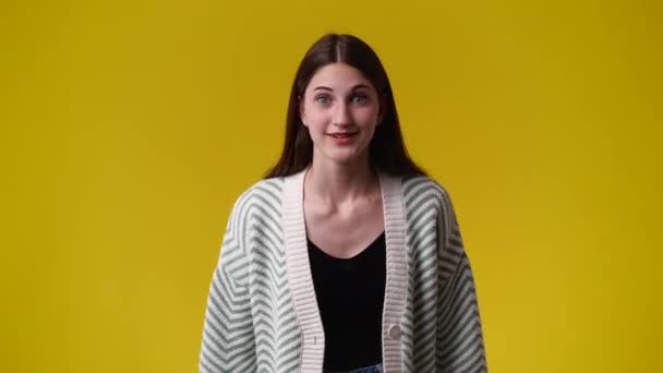 Vídeo Uma Menina Sorrindo Sobre Backgtround Amarelo Conceito Emoções — Vídeo de Stock