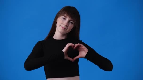 Video Chica Haciendo Forma Corazón Con Sus Manos Fondo Azul — Vídeos de Stock