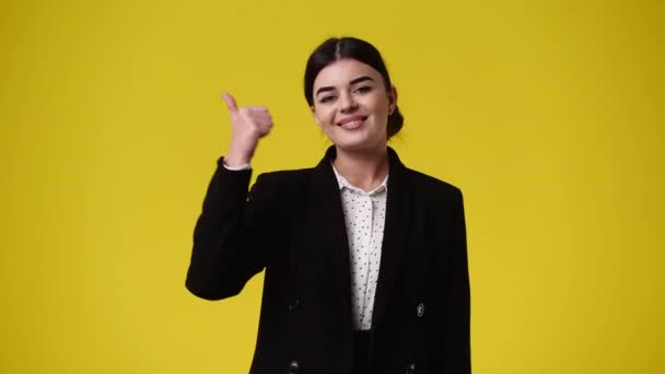 Відео Однієї Дівчини Відчуває Захоплення Показує Великі Пальці Жовтому Тлі — стокове відео