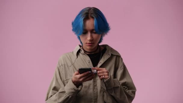 Видео Милой Девушки Голубыми Волосами Помощью Телефона Розовом Фоне Концепция — стоковое видео