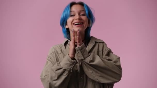 Video Van Een Meisje Met Blauw Haar Klappen Glimlachen Roze — Stockvideo