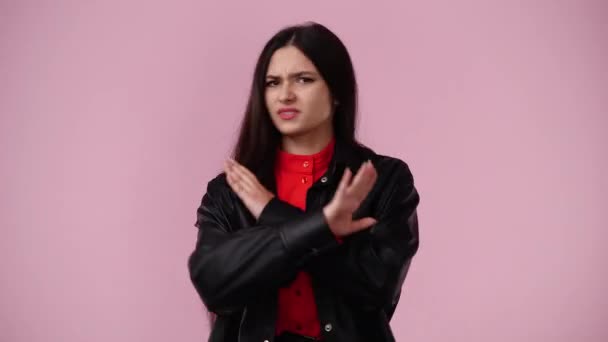 Video Von Einem Mädchen Mit Gekreuzten Händen Auf Rosa Hintergrund — Stockvideo