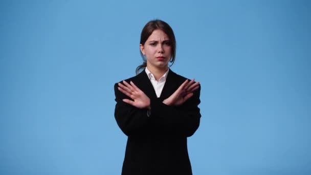 Video Jedné Dívky Ukazující Stopku Nad Modrým Pozadím Pojetí Emocí — Stock video
