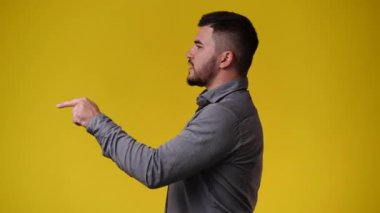 Sarı arka planda azarlanan bir adamın 4K videosu. Duyguların kavramı.