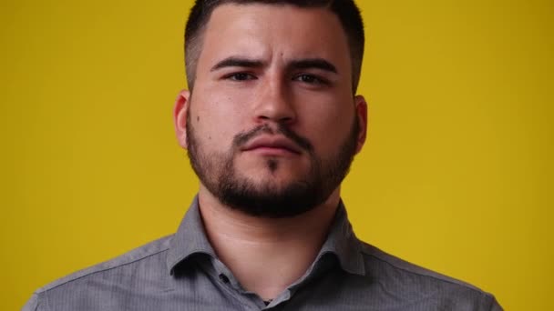 Video Von Einem Mann Mit Bart Der Auf Gelbem Hintergrund — Stockvideo
