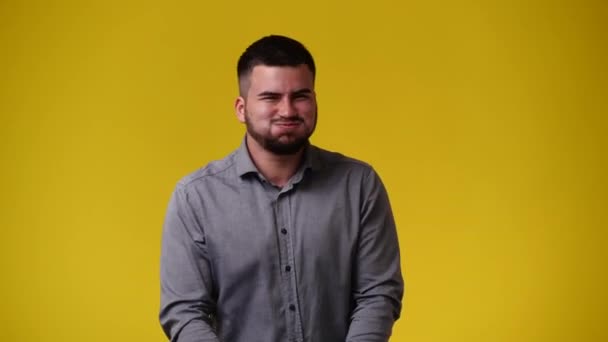 Video Hombre Que Tonteando Haciendo Algo Divertido Sobre Fondo Amarillo — Vídeo de stock