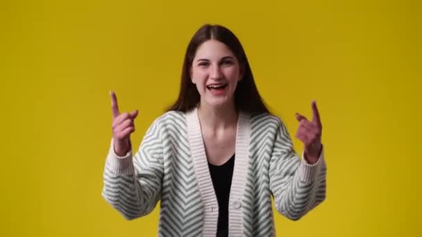 Video One Girl Showing Thumbs Yellow Background Concept Emotions — Wideo stockowe