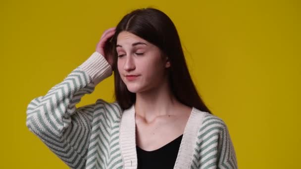 Wideo Jednej Dziewczyny Dotykającej Włosami Myślącej Czymś Żółtym Tle Pojęcie — Wideo stockowe