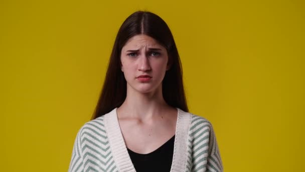 Vídeo Uma Garota Que Infelizmente Posando Sobre Fundo Amarelo Conceito — Vídeo de Stock