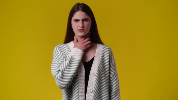 Sarı Arka Planda Boğazı Ağrıyan Bir Kızın Videosu Duyguların Kavramı — Stok video