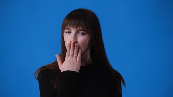 Video Flicka Som Skickar Kyss Luft Över Blå Bakgrund Begreppet — Stockvideo
