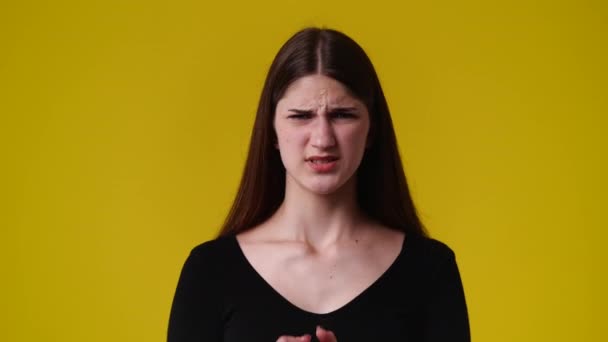 黄色の背景をとても心配している1人の女の子の4K動画 感情の概念 — ストック動画