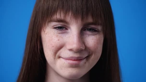 Zbliżenie Wideo Jednej Dziewczyny Która Pozowała Niebieskim Tle Pojęcie Emocji — Wideo stockowe