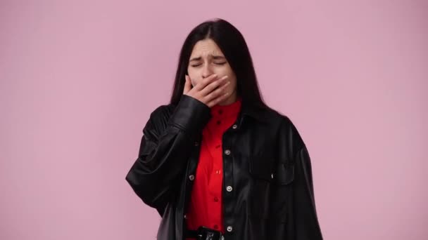 Video Van Een Meisje Dat Wil Slapen Geeuwt Roze Achtergrond — Stockvideo