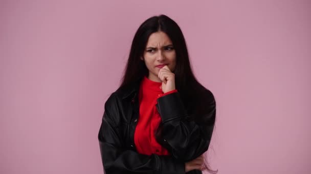 Відео Однієї Дівчини Вказує Вгору Рожевий Фон Поняття Емоцій — стокове відео
