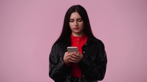 Βίντεο Ενός Κοριτσιού Που Εξεπλάγη Από Μήνυμα Από Τηλέφωνο Ροζ — Αρχείο Βίντεο