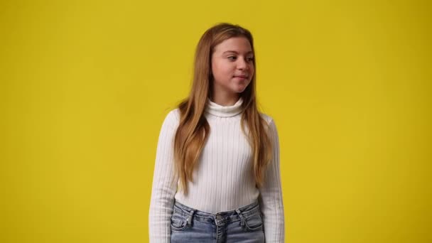 Zpomalené Video Jedné Mladé Dívky Rozhlédne Zobrazí Žlutém Pozadí Nápis — Stock video