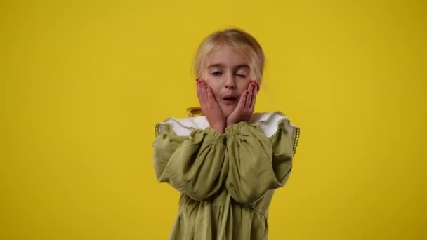 4K慢镜头 一个小孩被黄色背景惊呆了 情绪的概念 — 图库视频影像