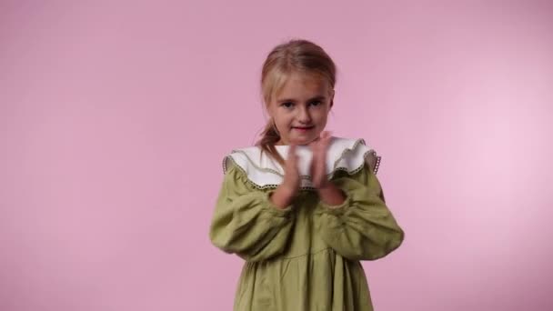 Ellerini Çırpıp Pembe Arka Planda Gülümseyen Bir Çocuğun Yavaş Çekim — Stok video