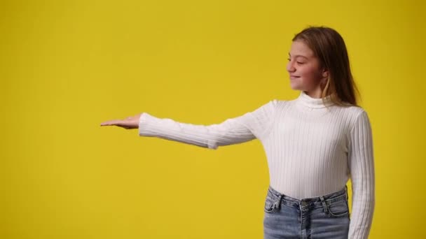 Vídeo Uma Jovem Que Mostra Algo Sua Mão Direita Aponta — Vídeo de Stock