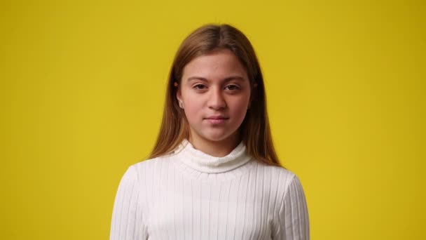 Video Van Een Jong Meisje Die Poseren Glimlachen Gele Achtergrond — Stockvideo