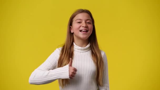 Wideo Jednej Młodej Dziewczyny Pokazującej Kciuki Góry Uśmiechającej Się Żółtym — Wideo stockowe
