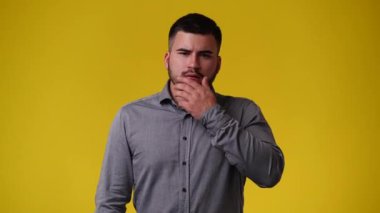 Sarı arka planda fikri olan bir adamın 4K videosu. Duyguların kavramı.