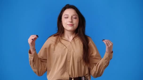 Vídeo Câmera Lenta Uma Garota Que Medita Sobre Fundo Azul — Vídeo de Stock