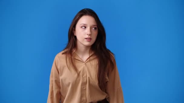 Slow Motion Wideo Jednej Dziewczyny Która Pokazuje Znak Ciszy Niebieskim — Wideo stockowe